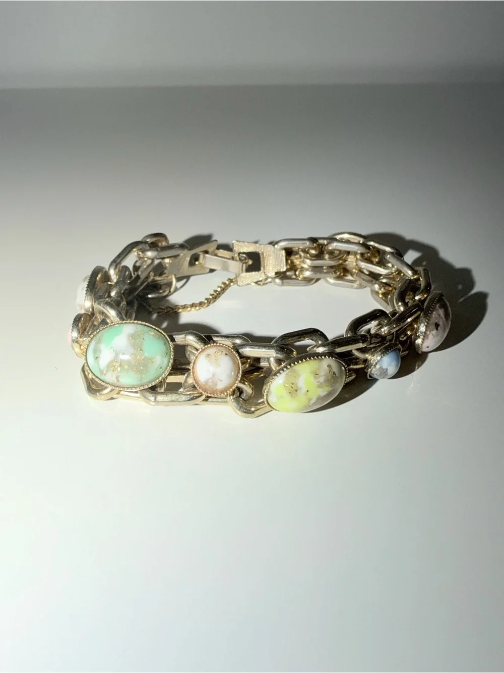 Vtg Art Uranium Glass Pastel Swirl Colors With Gold-Tone Link Chain Bracelet